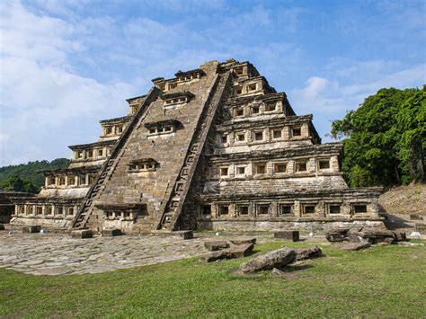 El Tajínin pyramidien rakentaminen: Kuninkaallisten hautojen arkkitehtoninen osaaminen ja Maya-sivilisaation uskonnollinen merkitys 200-luvulla