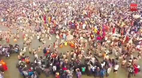 Kumbh Mela - Pyhä kokoontuminen ja uskonnollinen synteesi 800-luvun Intiassa